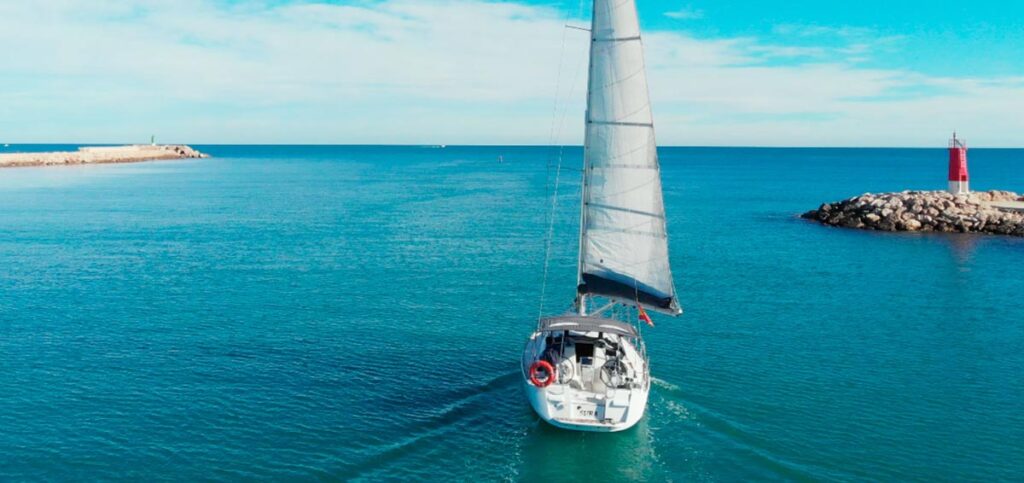 Velero entrando al puerto de Altea durante un evento de empresa organizado por Rumboaltea.