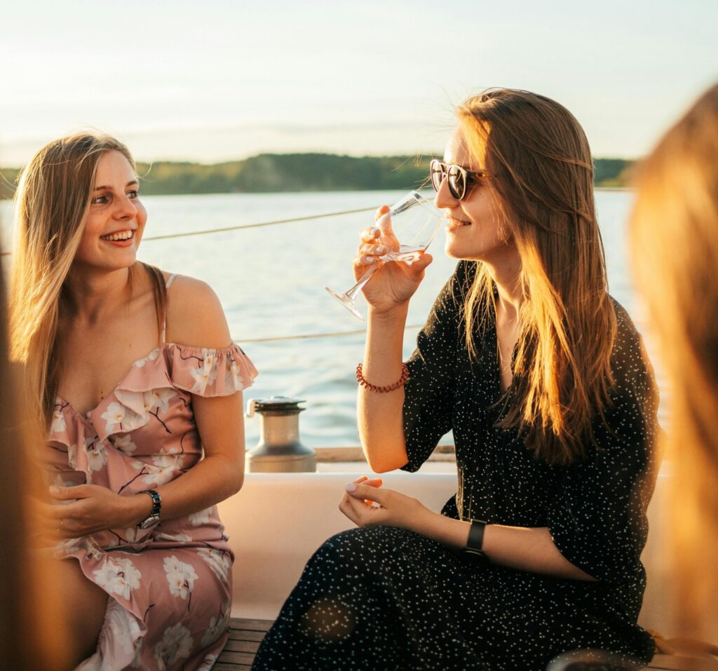 Grupo disfrutando de un evento de empresa a bordo de un barco en Altea.