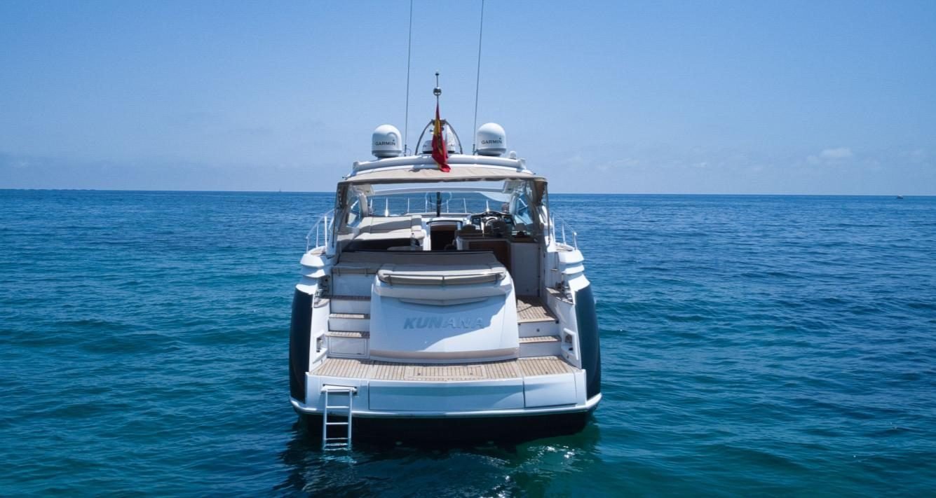 SESSA C46 5 Popa del yate Sessa C46 con plataforma y escalera de baño