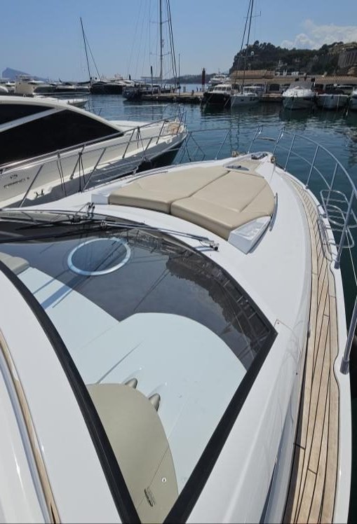 SESSA C46 7 Proa del yate Sessa C46 con solárium y colchonetas